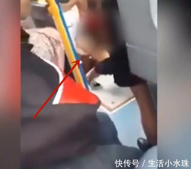 女子大巴上内急请求停车遭拒,不料女子直接解决,乘客指责司机