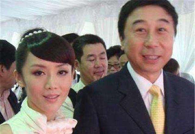 转载-冯巩一家近照曝光,和貌美妻子像差了三十岁,儿子