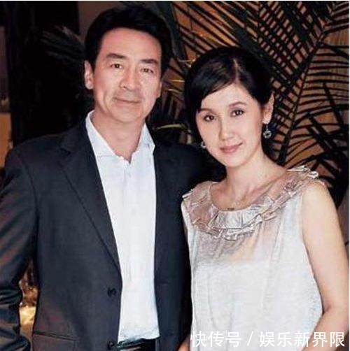 64岁寇振海与妻子生活照 十岁儿子乖巧可爱 父子感情好