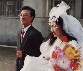 首页 婚礼  80年代的结婚证,没有了国旗和红五星的图案,取而代之的是