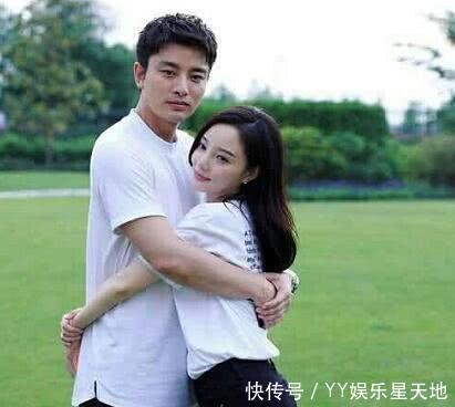 贾乃亮李小璐一家穿亲子装出游 草原很绿 但亮亮的脸上写满嫌弃