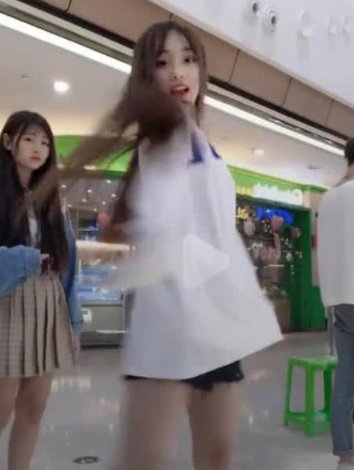 抖音美女公开玩下衣消失,后面情侣的表情凉了娱乐
