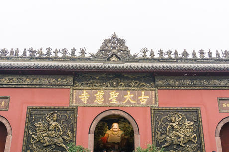 寺庙的外观非常的古朴,灰黄色的外墙,极富年代历史感.