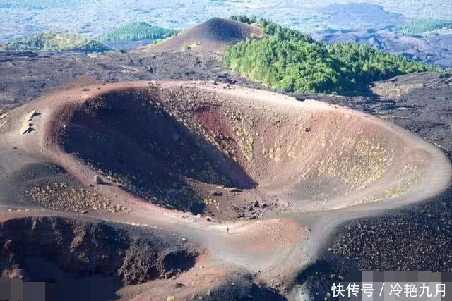 不光是地球上,就连月球上的那些月海都是陨石坑,金星和水星上也有