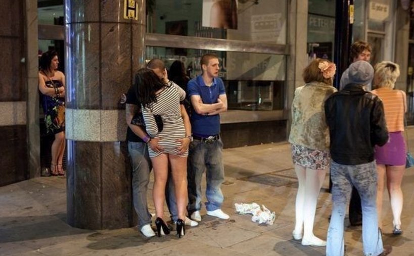 英国街头v女孩:酒文化下醉酒女孩的女生照片我帅纪实不说图片