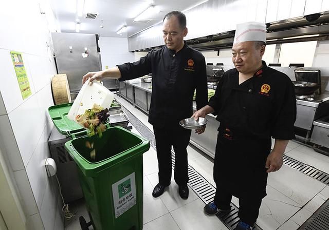 9月10日,望京街道办事处食堂,厨师们按类别倾倒厨余垃圾.