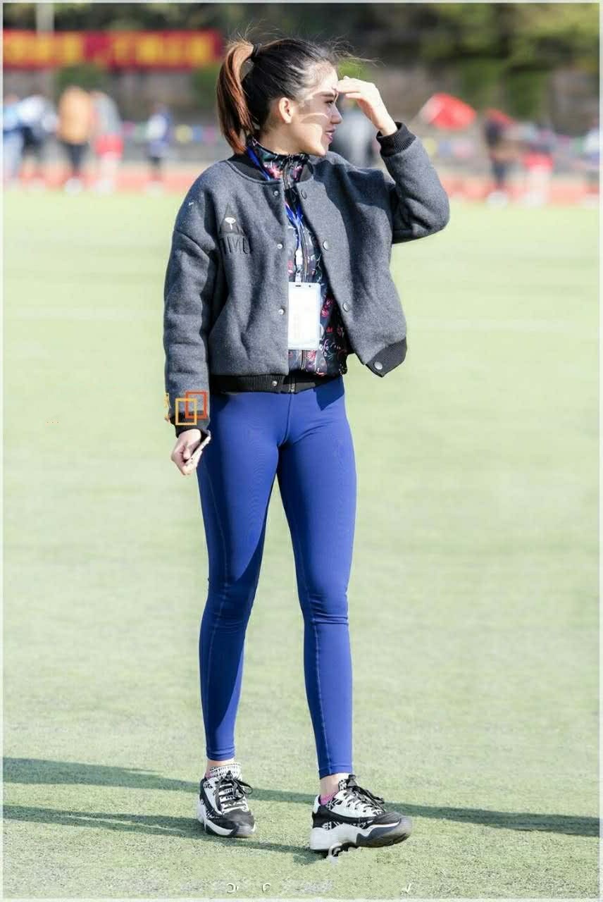 校园运动会你穿这样的紧身裤不尴尬吗,尽显圆滑有致