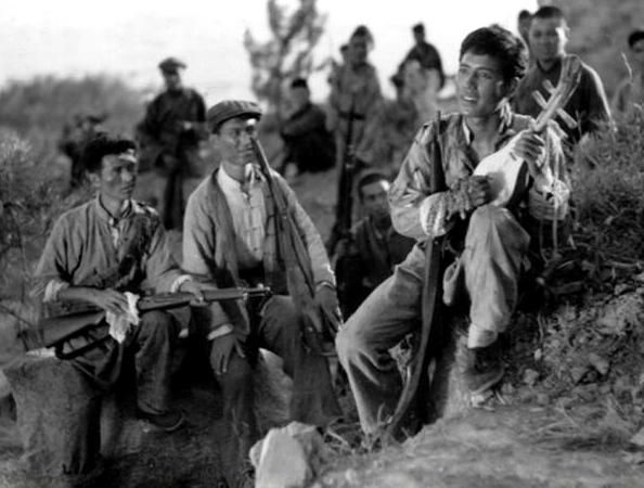 60多年而经久不衰的老电影《铁道游击队》插曲《弹起我心爱的土琵琶》