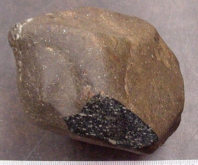熔壳保存完好,可以看见明显的收缩裂纹  月球角砾岩陨石熔壳特征并不