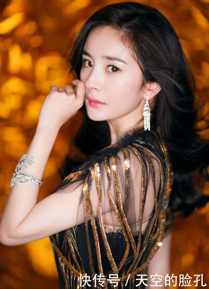 杨幂胆真肥,穿镂空金色晚礼服现身尖叫之夜,网友全程在看胸和腿