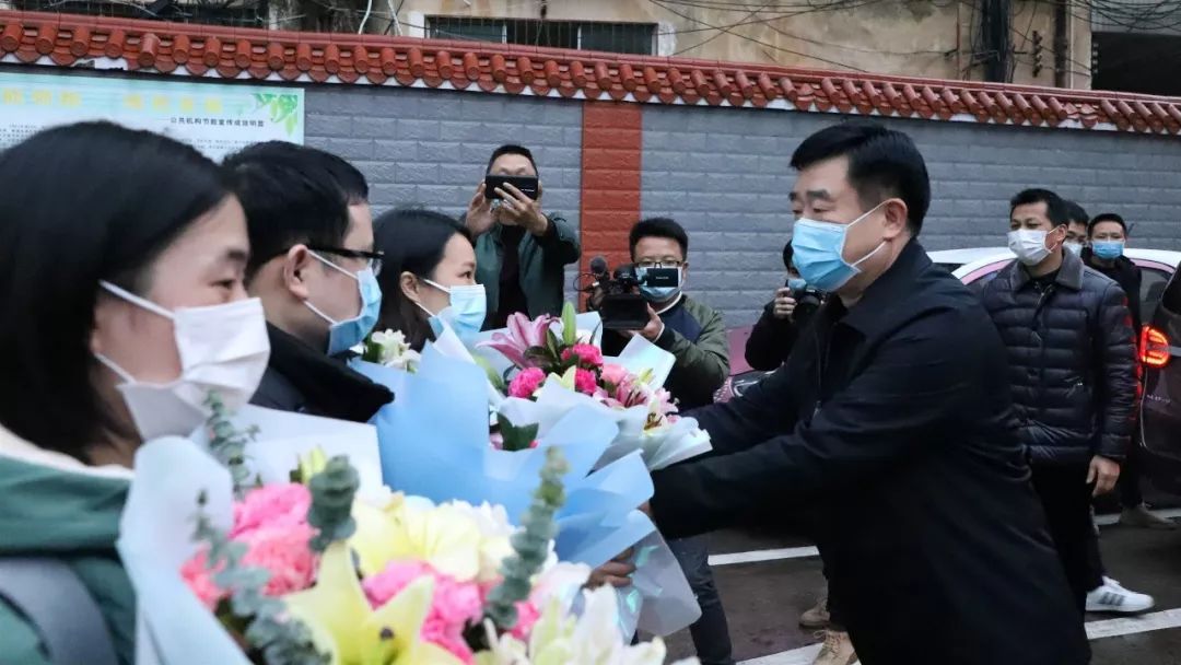 战疫驰援赣州安远县3名白衣天使出发逆行武小龙虾的成分营养图片