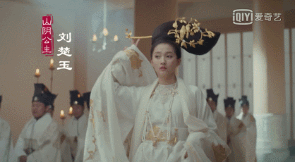 关晓彤陪妈妈买洋酒的街拍 像急于脱离青春期的叛逆少女