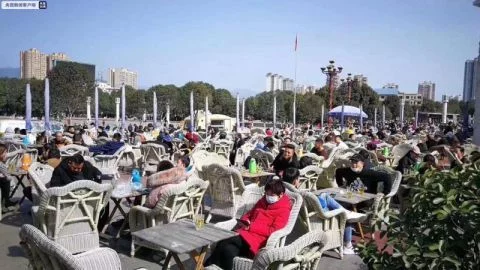 疫情之下市民扎堆喝茶 紧急公告：不听劝将从严处理