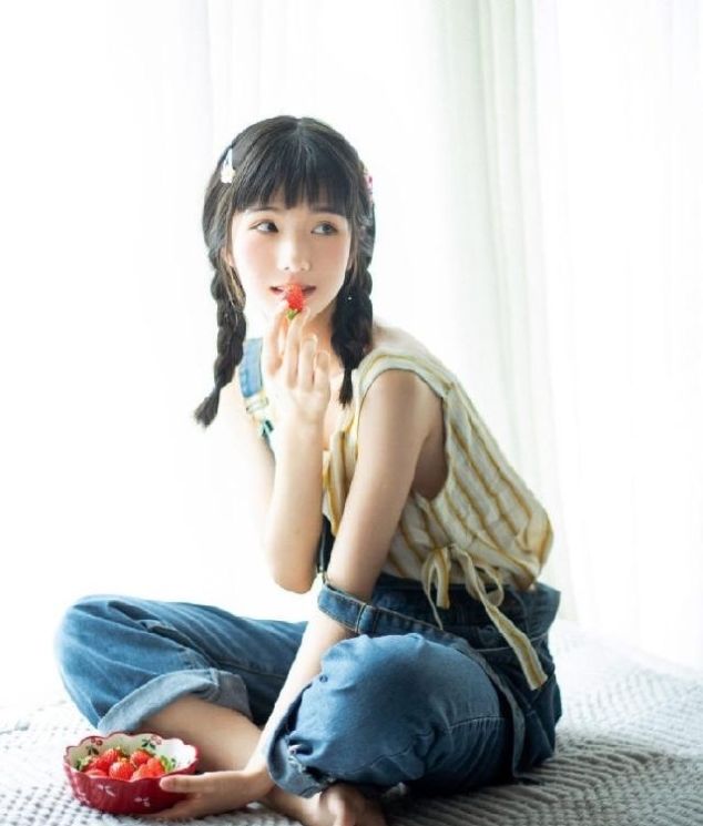性感美女时尚写真,牛仔美女可爱小萝莉笑容背天使泳装性感走秀图片