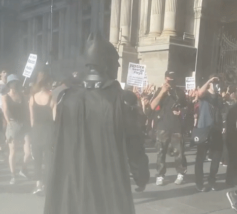 蝙蝠侠出现在美国抗议现场 有哥谭市内味了