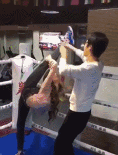 [转载]搞笑gif:非要女朋友学高难度姿势,你没看到妹子