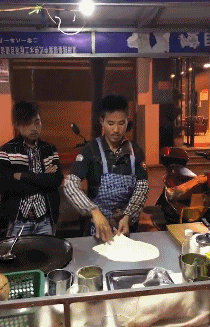 搞笑gif:你们要的大长腿找到了,哈哈我也是头一次见这么多的