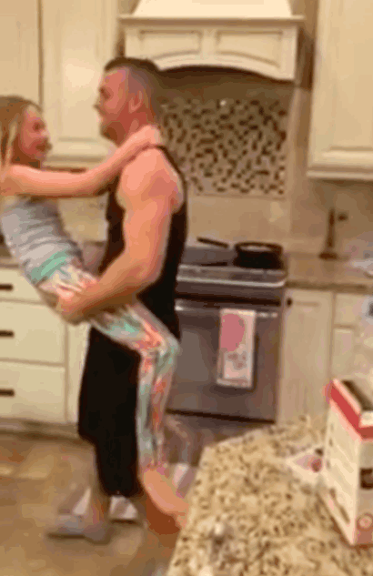 老公抱着女儿做早餐,做这样的事情,让妻子彻底崩溃!
