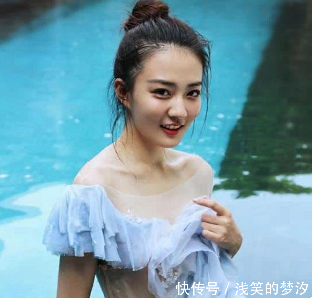 徐璐泳池写真,穿上这套泳衣的她,让人目不转睛