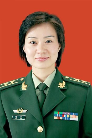 1991年加入中国第一支女子特警队——四川女子特警队.