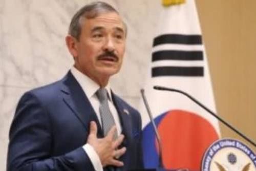 日裔美驻韩大使留小胡子惹不满：我可是美国大使