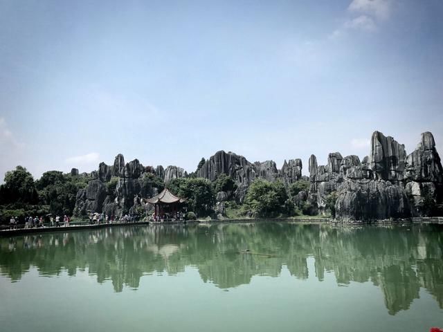 小石林的景点主要有夫妻石,三宝石(象,龟,蟾),单峰骆驼,最出名的是