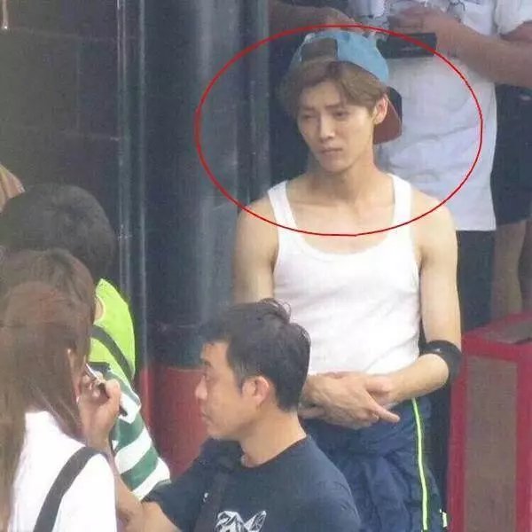关晓彤低头与男友互动却捂衣领生怕走光, 可谁注意到鹿晗的表情?