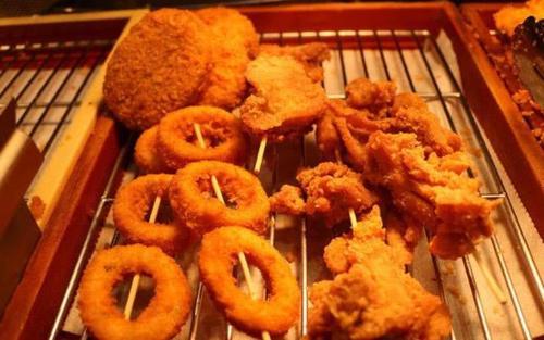 油炸食物,晚上吃这类食物很容易引发高胆固醇,高血脂和高血压,在平常