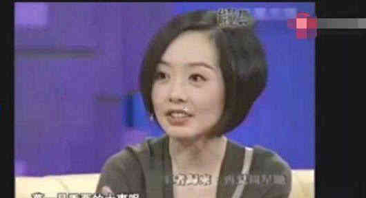 周星驰被鲁豫采访,录制时手机响了,而他的做法体现人品!