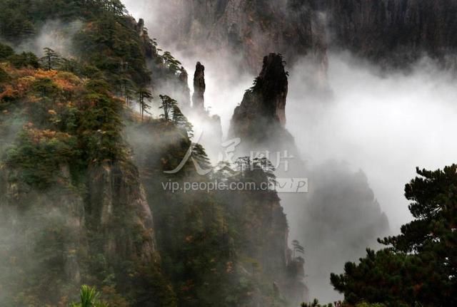 2.2019年10月27日,在黄山风景区西海大峡谷拍摄的云海弥漫的景观.