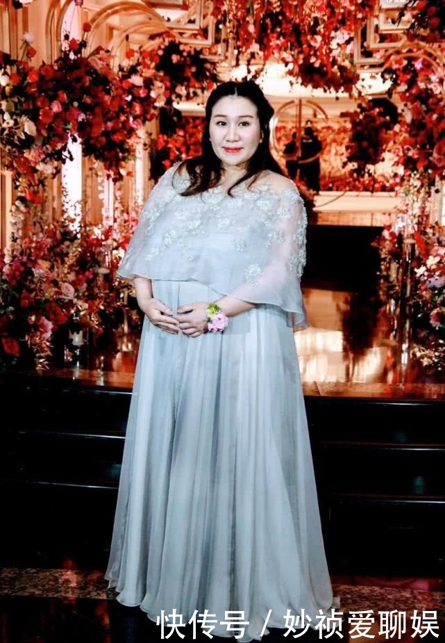 香港名媛严纪雯戴30个龙凤镯出嫁,赌王女儿何超盈挺巨