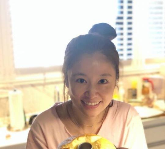 林心如晒家居素颜照,再次被舆论攻击,只因发照片时多说了一个字
