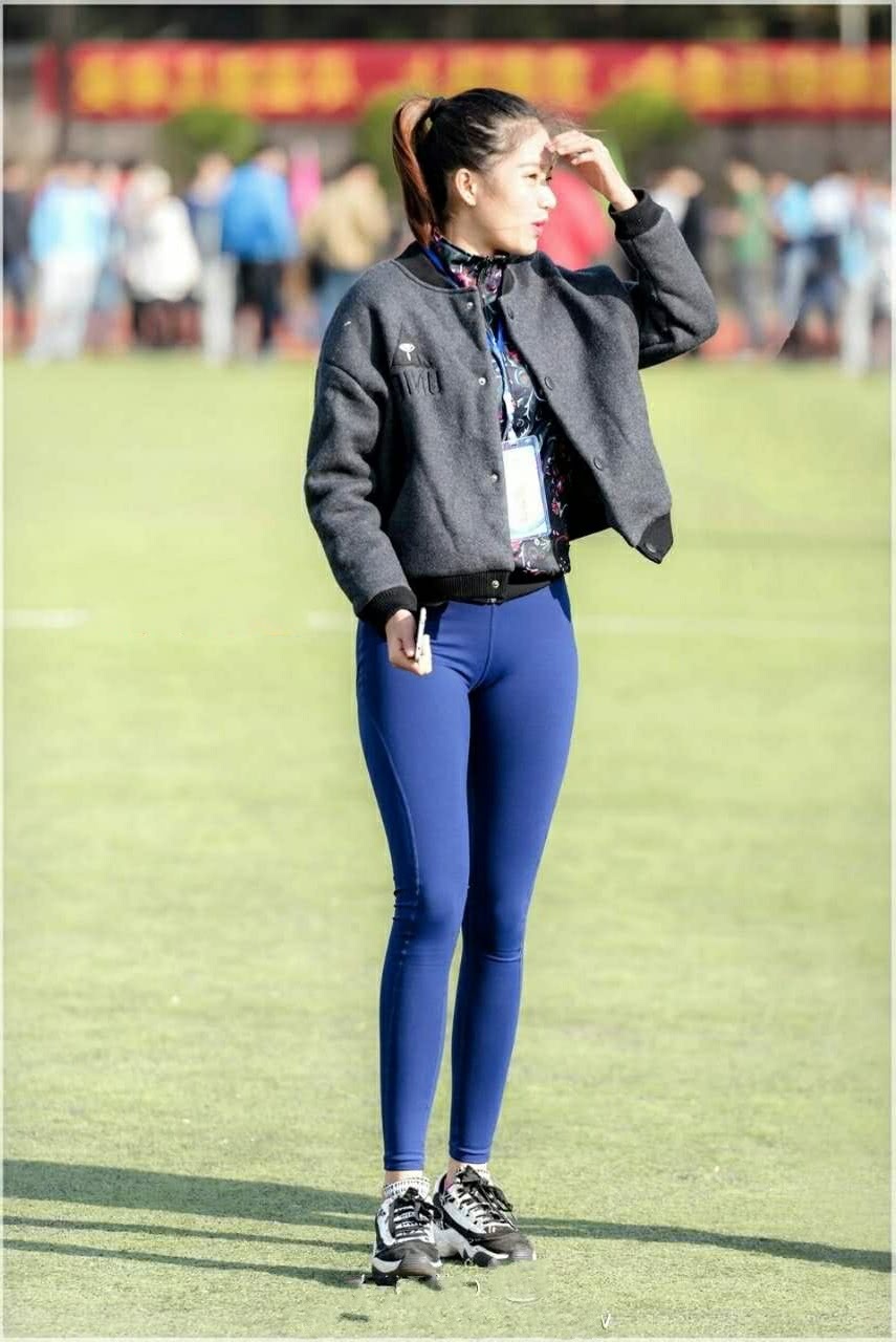 校园运动会你穿这样的紧身裤不尴尬吗,尽显圆滑有致