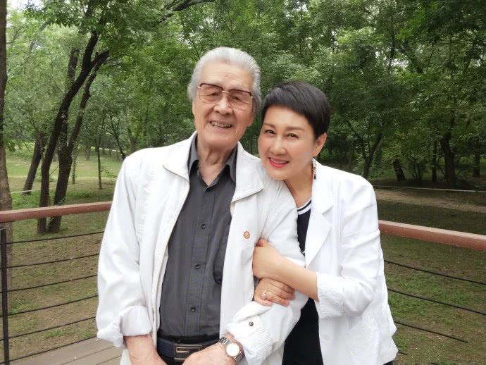张凯丽晒"渴望"演员聚会照片,蓝天野依然身体很好,只是没有见到李雪健