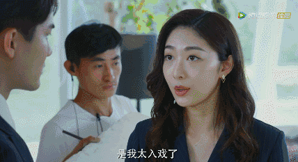 可是当高冷陆总被乔乔揩油时 立马就换了顺势扑倒的姿势