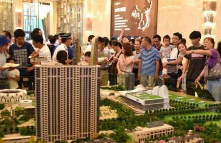 现在一套房都是一两百万 买房的人钱从哪里来？