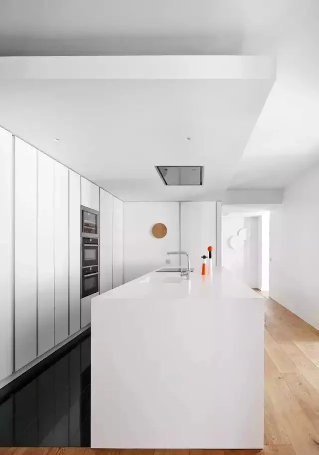 简单的大白墙和木纹砖结合就很美4 简单的大白墙和木纹砖结合就很美4