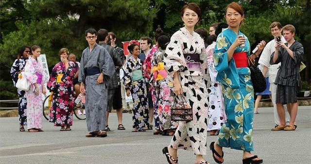 涨知识日本美女的和服还有这么多种 在不同的场合都有不同的穿 快资讯