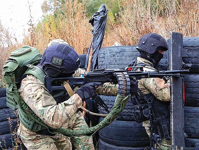 俄罗斯500发弹链背包,背包重量就有50斤,一般士兵根本就受不了