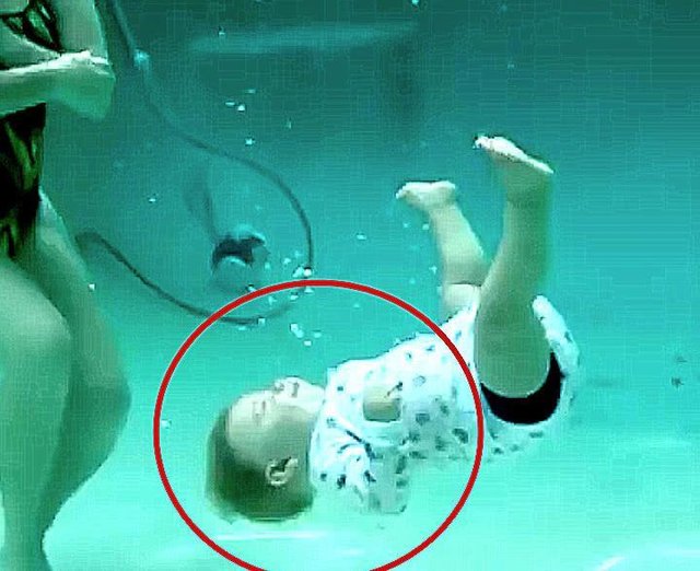 2个月大婴儿啼哭不止,亲生母亲将其扔进水底