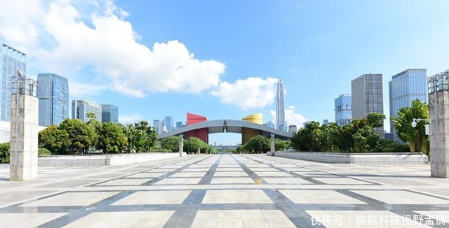 來深圳蓮花山公園遊玩,更不能錯周邊的市民中心,賞夜景的好地方