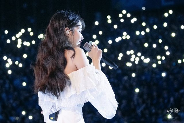 意义》《好日子》《leon》《星期五见面》《palette》8首经典曲目舞台