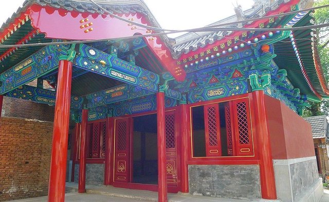 但相比于如今修缮一新的大殿来,旮旯儿还是更喜欢看未修之前拍摄的老