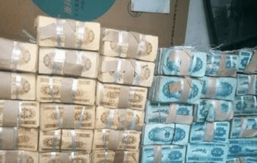 八旬老人把几万张纸币拿到银行去兑换，店员向后看，回头看:怕把身体弄坏