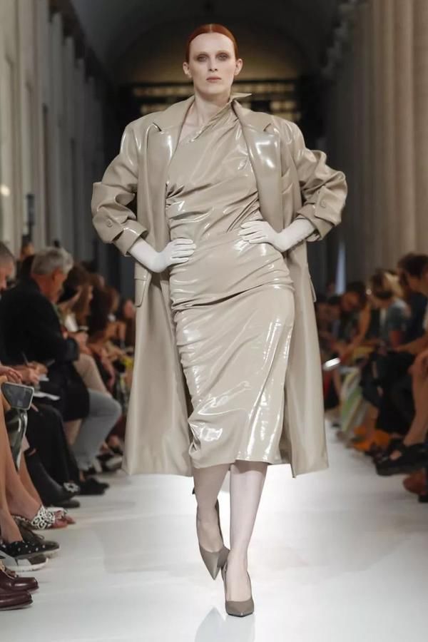 好看的大衣那么多 能时髦几十年的却只有它