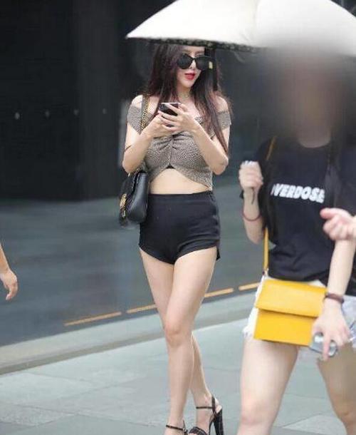 身材微胖的小姐姐，紧身穿搭秀出完美姿，很美很迷人！