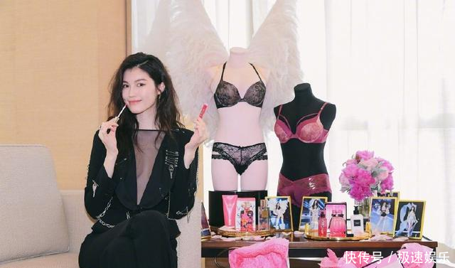 长着一张仙女脸的超模，现身杭州维密店，手拿内衣与粉丝互动