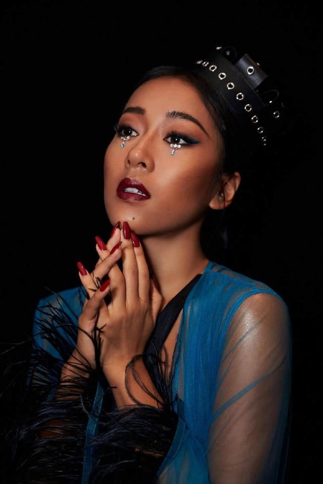 范冰冰的滴泪妆够美了，直到看见吉克隽逸的镶钻妆，网友:我服!