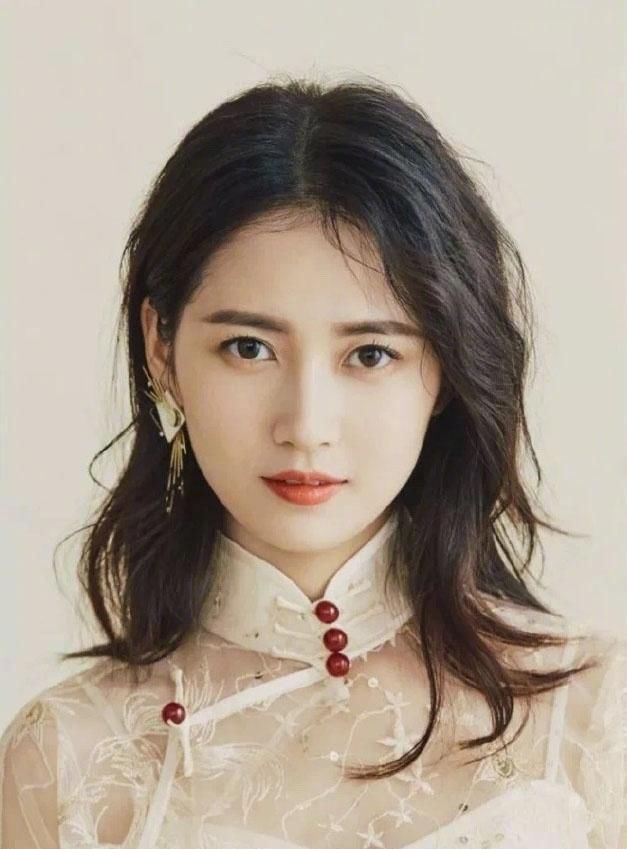 深刻：陈钰琪新剧来袭，挑战民国造型，短发像假小子