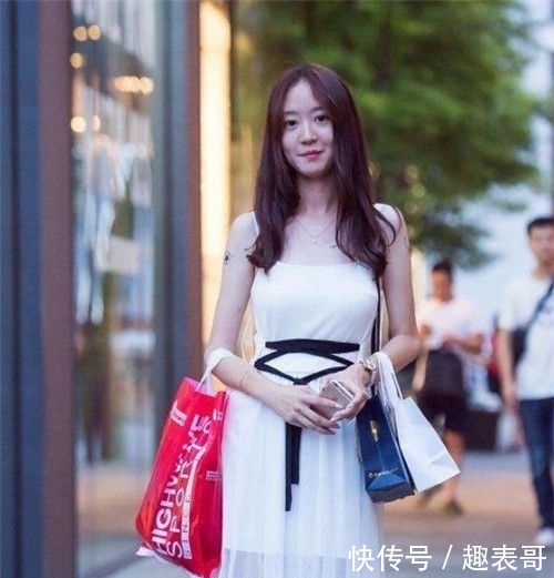 # 身穿#身穿黑色蕾丝,实在甜美,街拍:高颜值的小美女